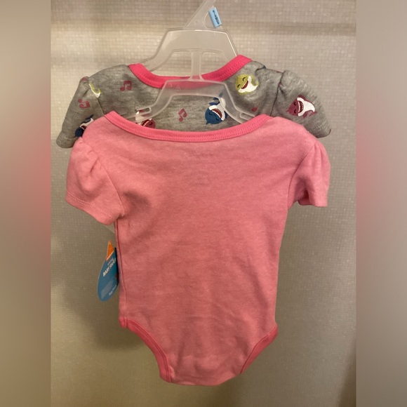 New Baby Shark Onesie Girls 6 to 9 Months 2 Pieces Pink Grey Bodysuit - Picture 7 of 12